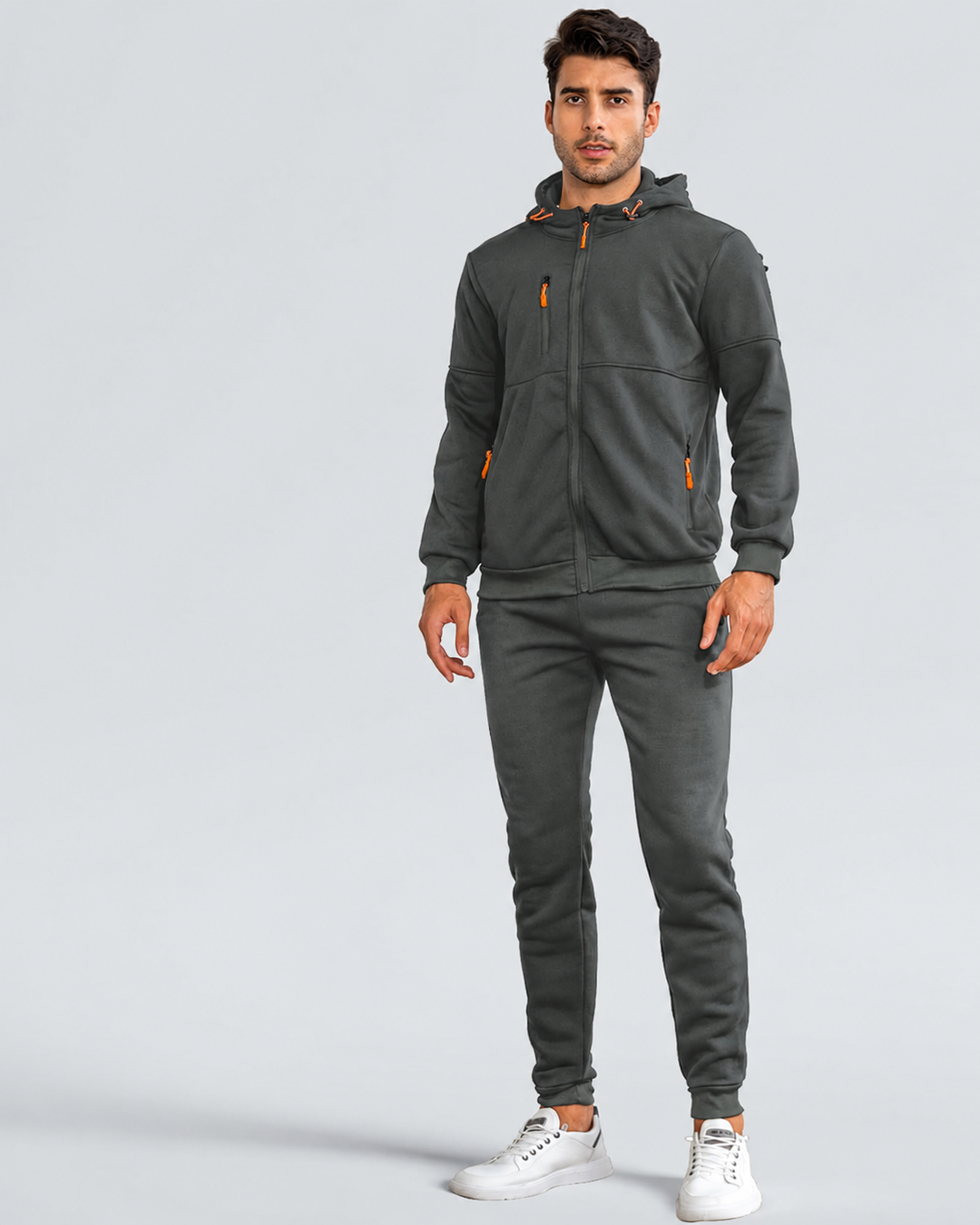 Compleet heren trainingspak. Slim-fit sportset met hoodie, ideaal voor actieve sportkleding.
