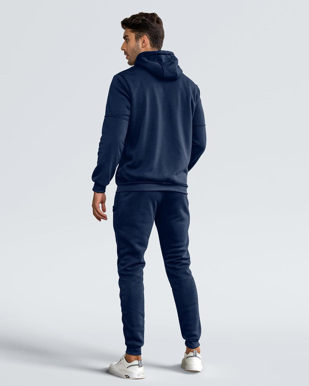Zacht en ademend slim-fit heren trainingspak. Ideaal als sportkleding voor comfort en beweging.