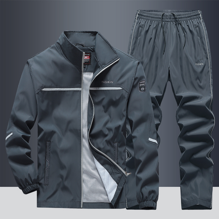 Veelzijdig heren sportkleding pak, tweedelig, geschikt voor training, hardlopen of een casual look. Trendy activewear.
