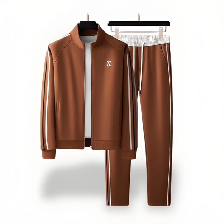 Comfortabel tweedelig heren joggingspak met moderne strepen, perfect voor sport of ontspanning.