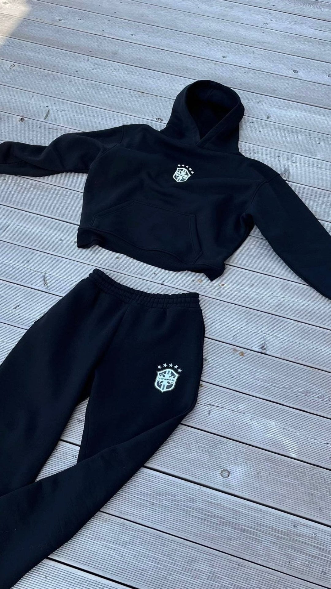 Grijs heren trainingspak, bestaande uit comfortabele hoodie en bijpassende jogger, ideaal voor herfst/winter.