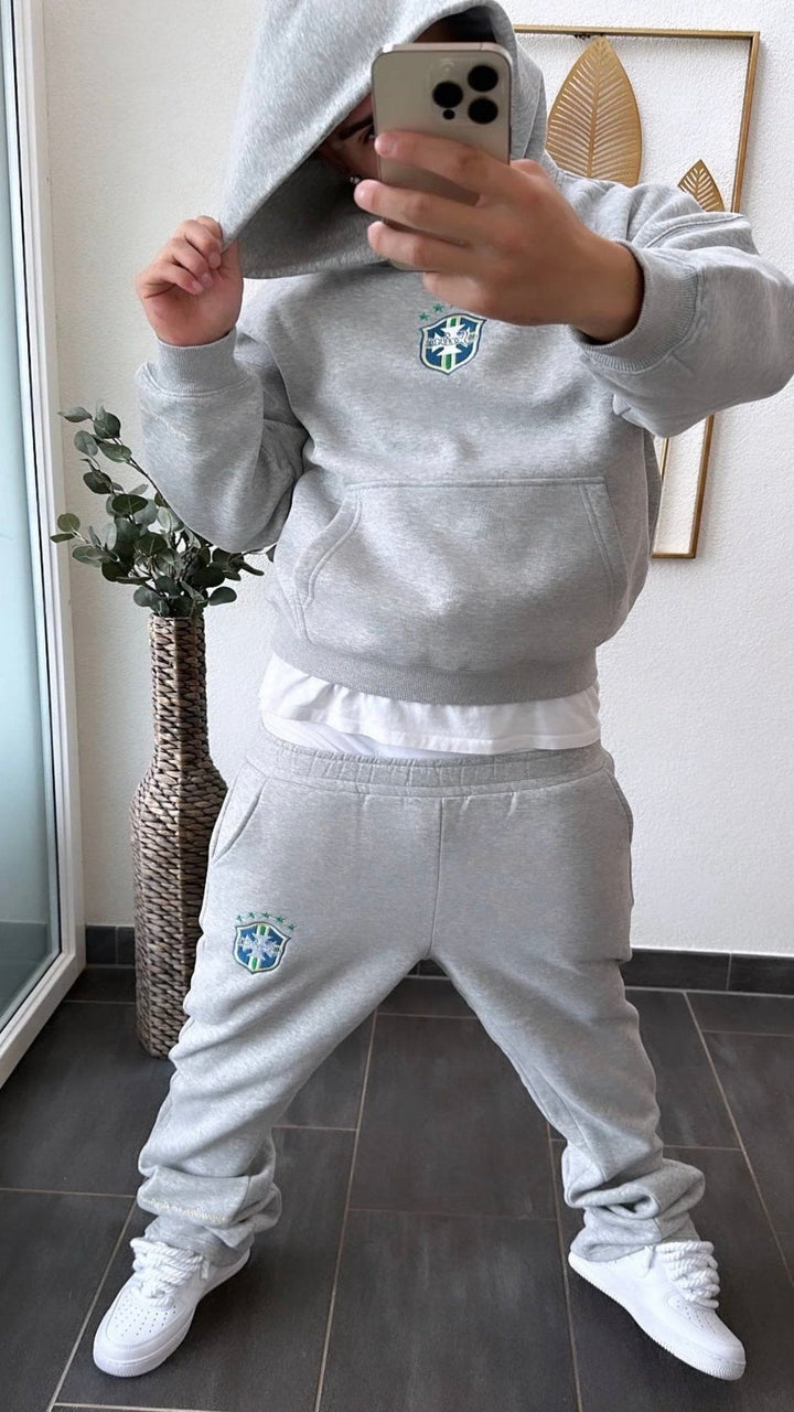 Zwart heren jogging set, trendy streetwear look, perfect voor vrije tijd en een sportieve uitstraling.