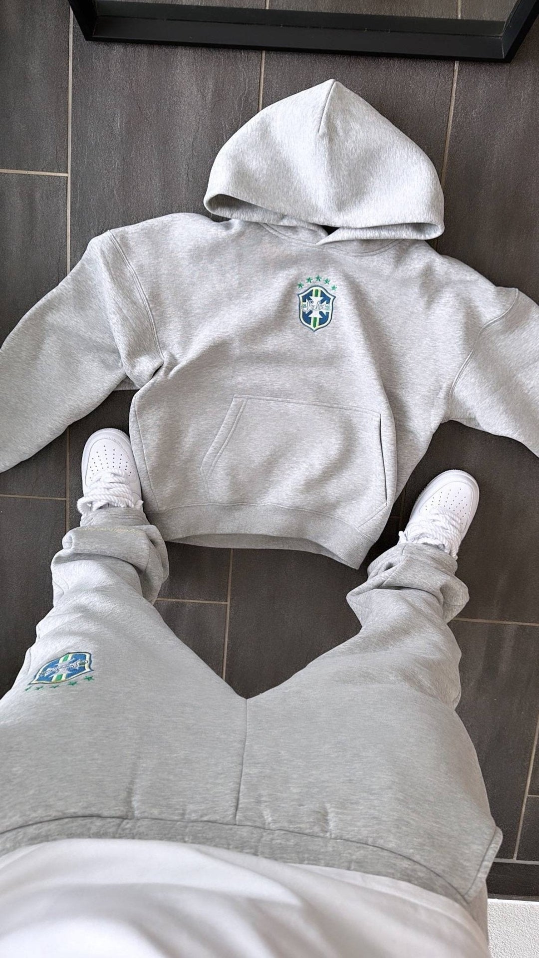 Stijlvol heren trainingspak met hoodie en jogger, geschikt voor streetwear en ontspannen momenten thuis.