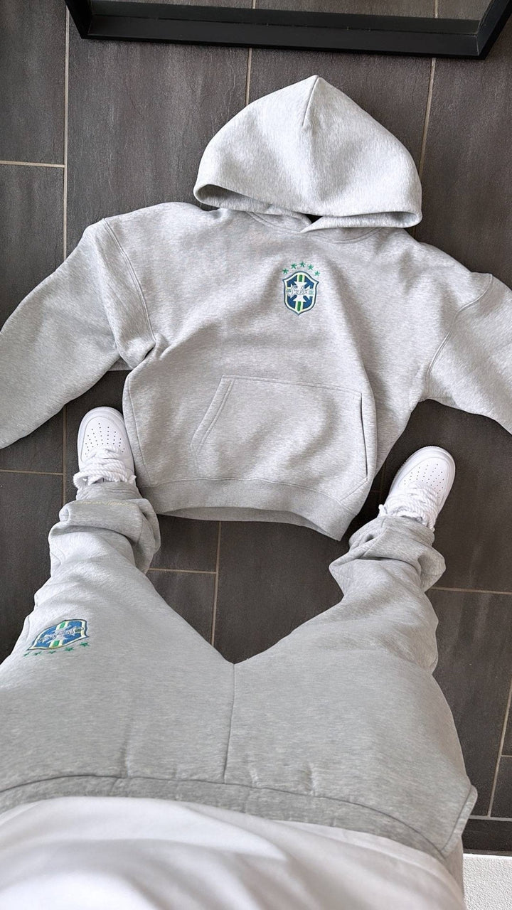 Stijlvol heren trainingspak met hoodie en jogger, geschikt voor streetwear en ontspannen momenten thuis.