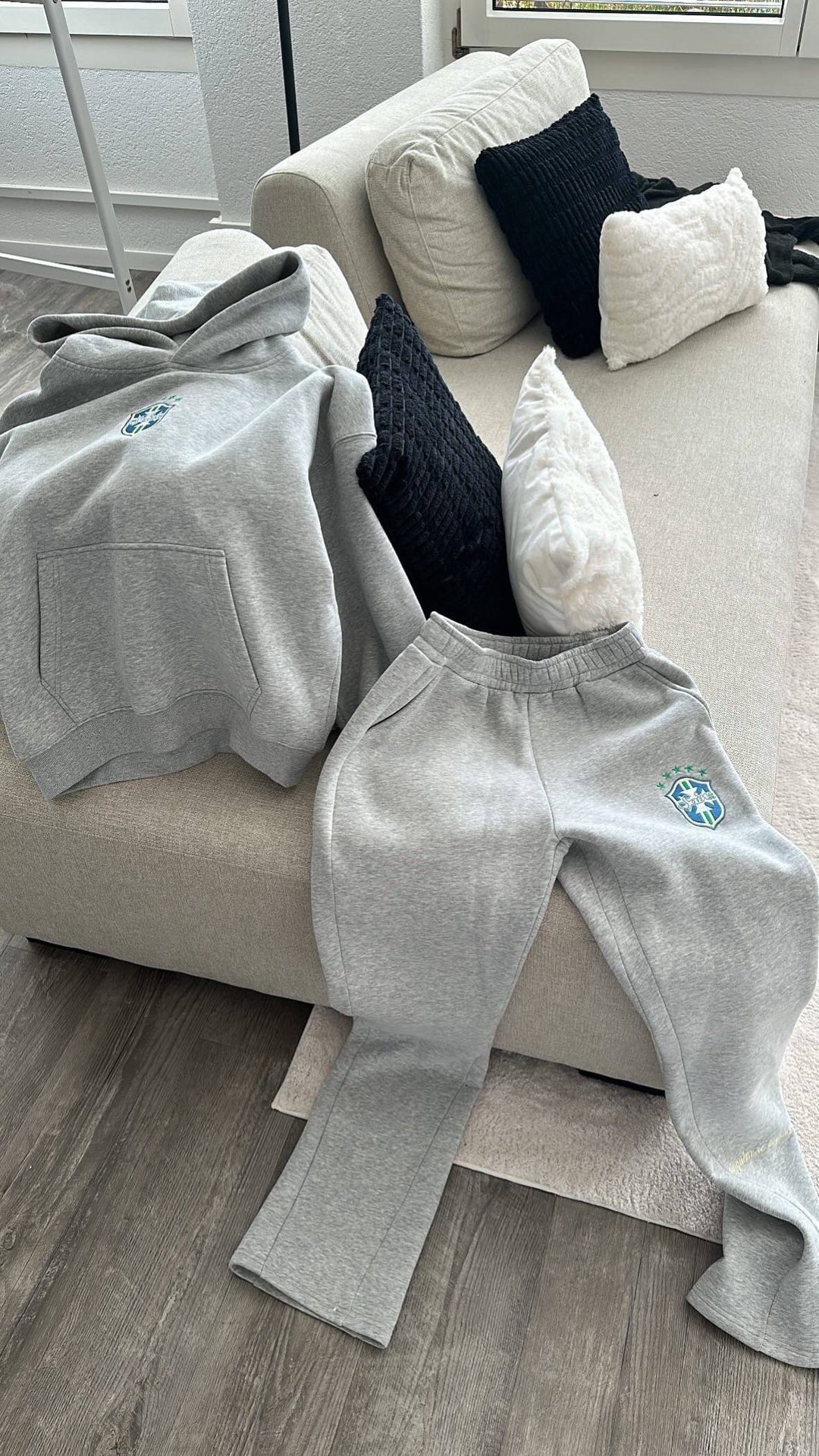 Heren trainingspak voor herfst en winter, complete jogging set met warme hoodie en comfortabele jogger.