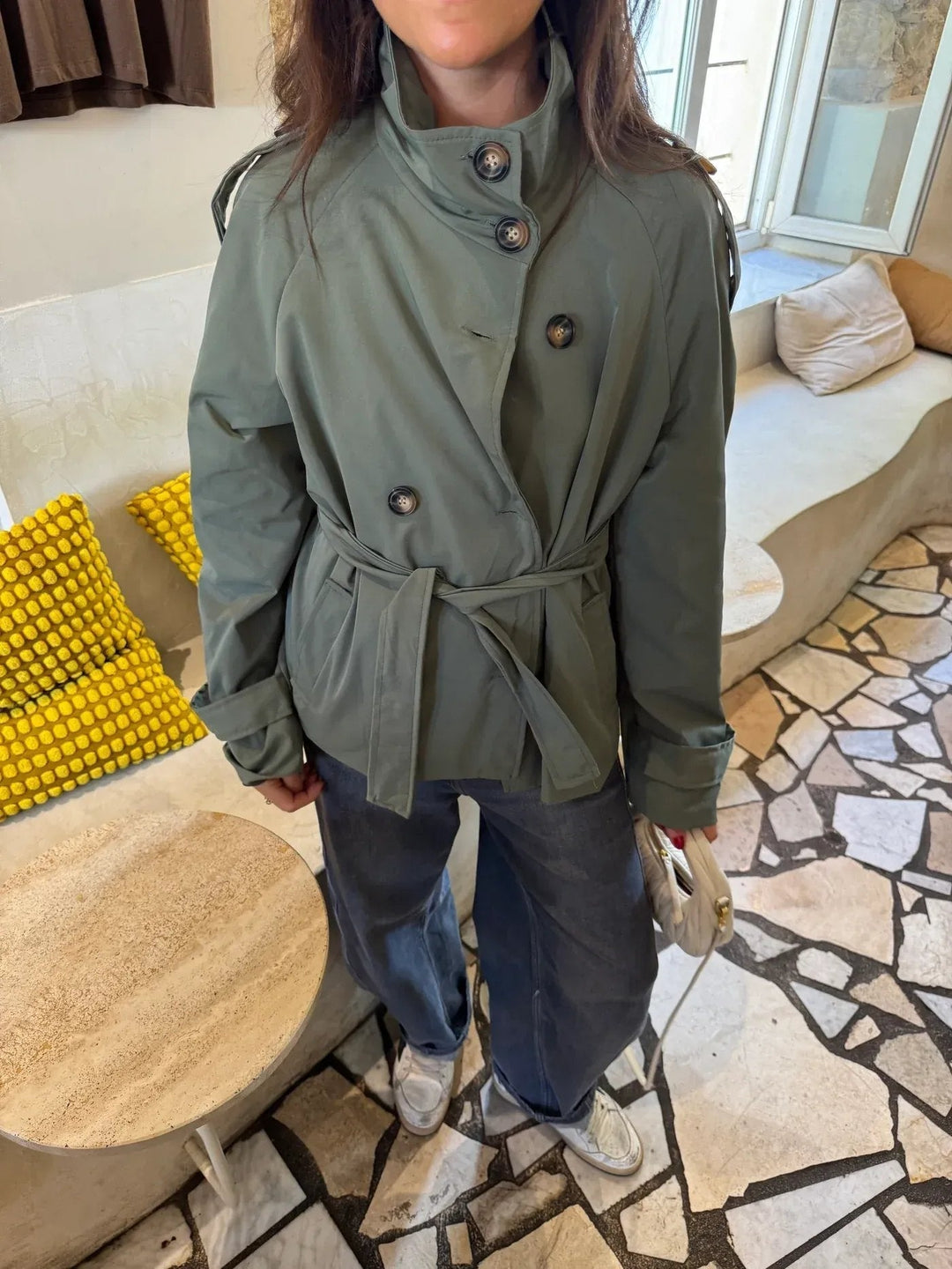 Stijlvolle beige dames trenchcoat, getailleerd, waterafstotend en klassiek design voor alle seizoenen.