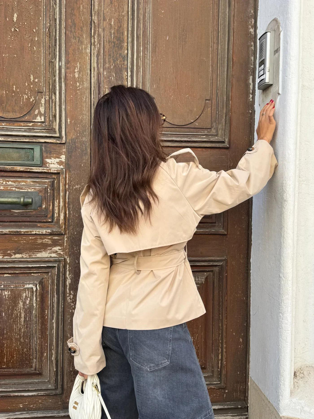 Elegante, getailleerde dames trenchcoat. Modieuze bovenkleding perfect als waterafstotende jas.