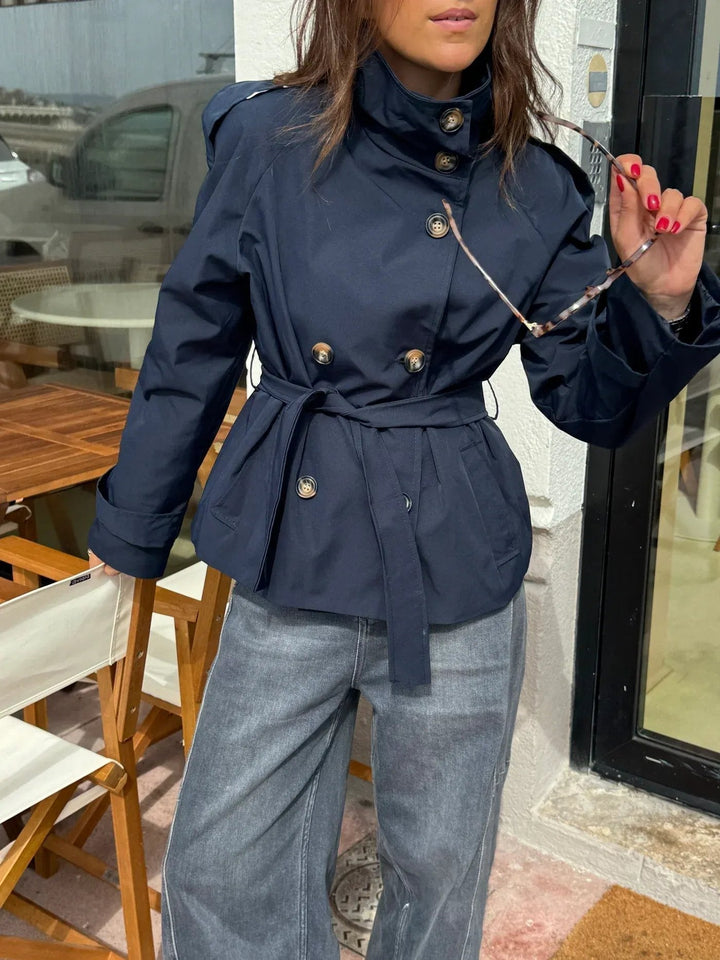 Donkergroene getailleerde dames trenchcoat, een elegante en warme winterjas voor modebewuste vrouwen.
