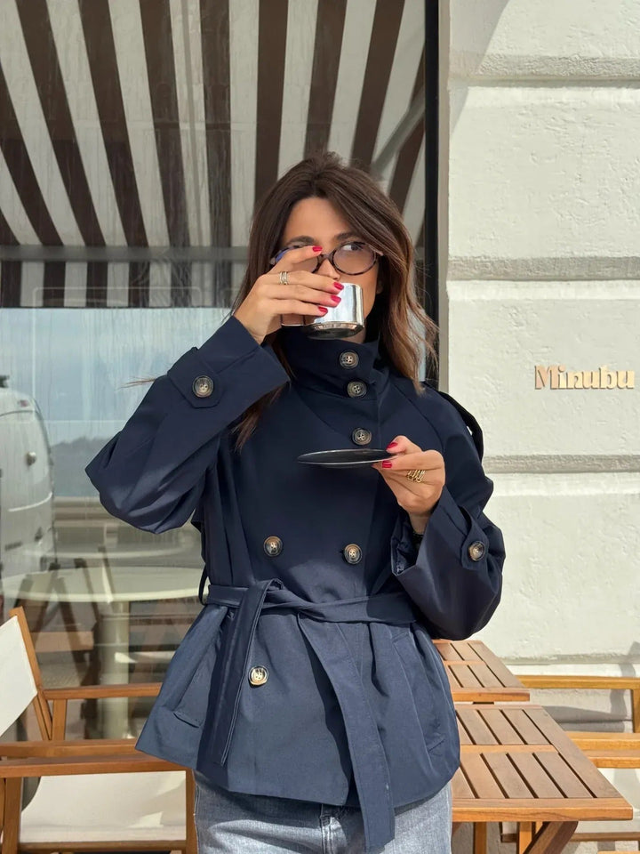 Veelzijdige waterafstotende dames trenchcoat, comfortabel en modieus voor dagelijks gebruik.