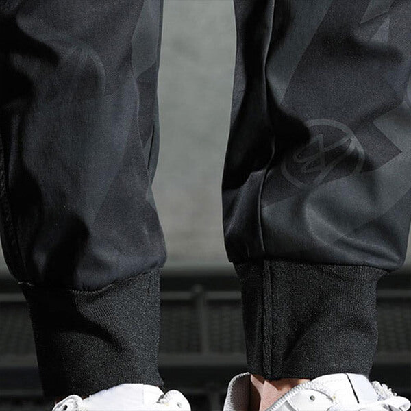 Veelzijdige zwarte cargobroek voor heren; casual, comfortabel en modieus, perfect voor de streetwear liefhebber.