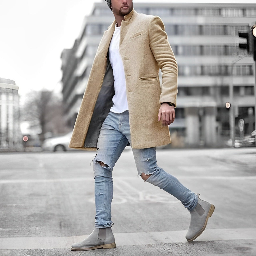 Elegante lange heren overjas; een warme en stijlvolle winterjas. Essentiële klassieke buitenkleding voor mannen.