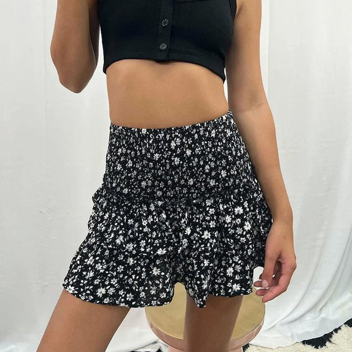 Stijlvol dames zomerrokje met levendige bloemen bohoprint. Trendy minirokje, ideaal voor een speelse en frisse zomer.