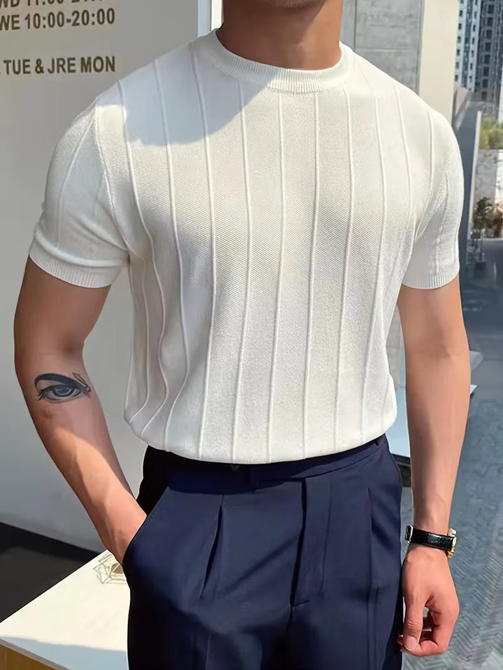 Heren trui korte mouwen, slim fit, verticale ribstructuur. Ideaal voor smart casual lente outfits.