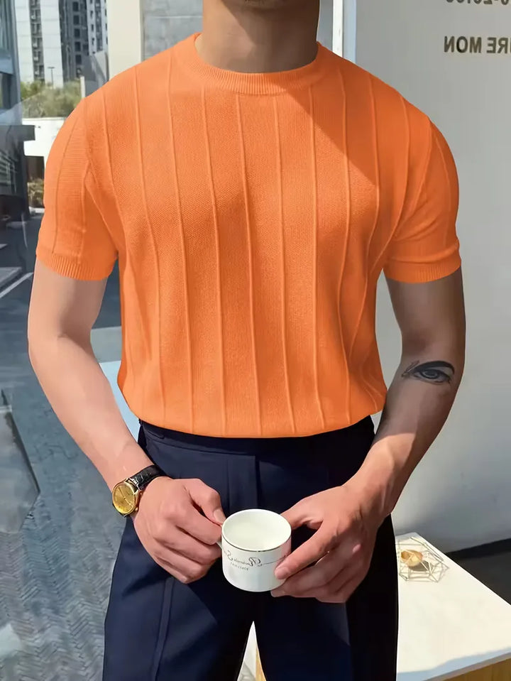 Eigentijdse heren trui korte mouwen, slim fit. Verticale ribstructuur voegt textuur toe. Veelzijdig draagbaar.
