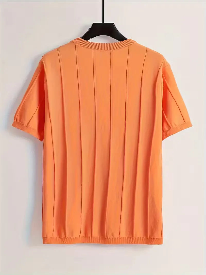 Essentiële heren trui korte mouwen voor de lente. Slim fit, verticale ribbels en ronde hals design.