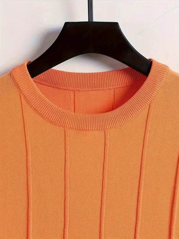 Modieuze heren trui korte mouwen, slim fit, met fijne verticale ribbels. Geschikt voor elke smart casual gelegenheid.