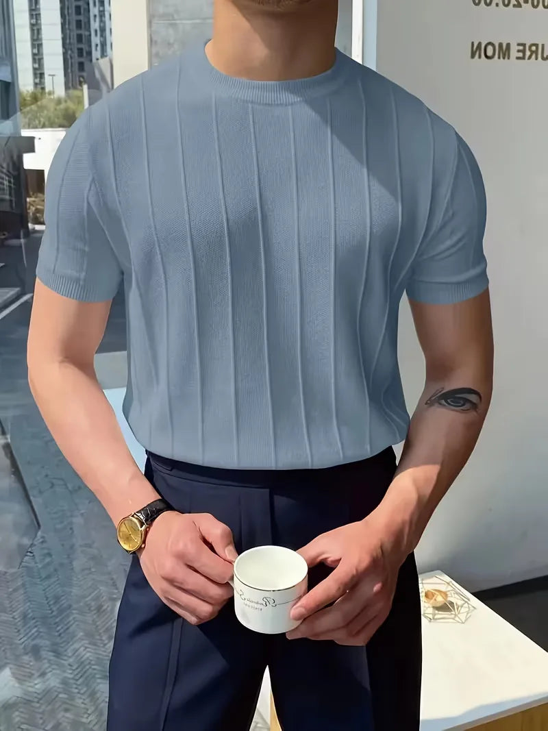 Unieke heren trui korte mouwen met verticale ribstructuur en slim fit. Moderne twist op een klassieker.