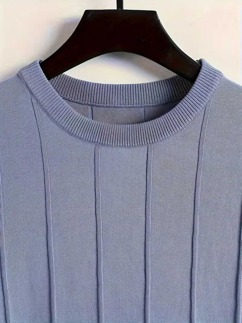 Eigentijdse heren trui, korte mouwen, verticale ribstructuur. Slim fit en ronde hals voor een strakke look.