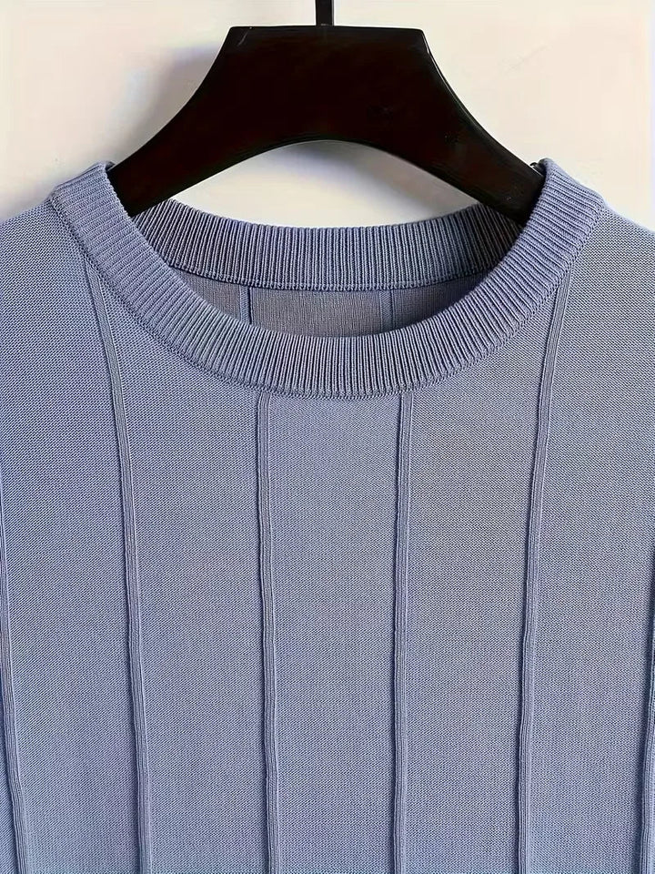 Eigentijdse heren trui, korte mouwen, verticale ribstructuur. Slim fit en ronde hals voor een strakke look.