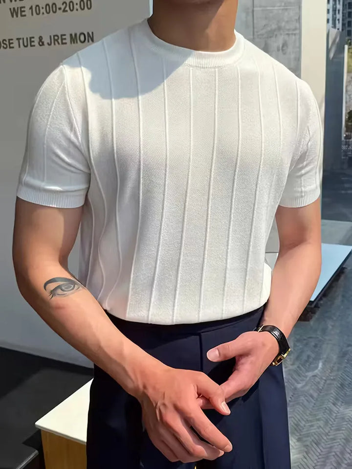 Gebreide heren T-shirt met fijne verticale ribbels, korte mouwen en comfortabele slim fit pasvorm.