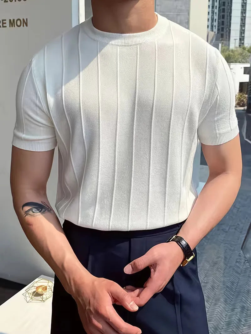 Elegante slim fit heren trui met korte mouwen en subtiele verticale ribstructuur, perfect voor de lente.
