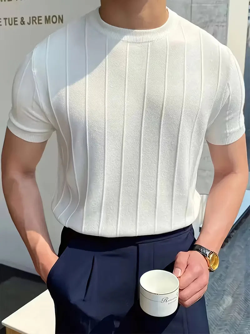 Veelzijdige heren trui korte mouwen, ribstructuur en ronde hals, geschikt voor diverse smart casual looks.