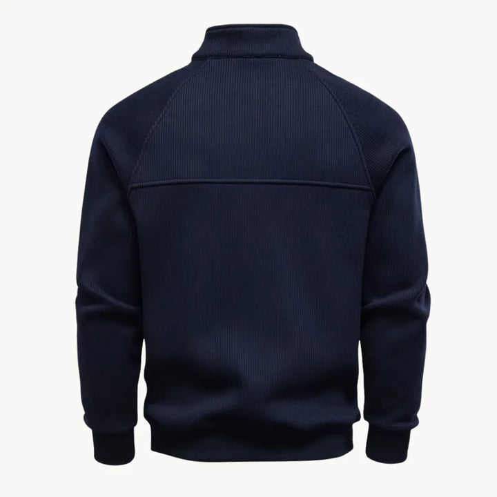 Marineblauwe heren trui met kwart rits en elegante opstaande kraag voor een moderne casual look.