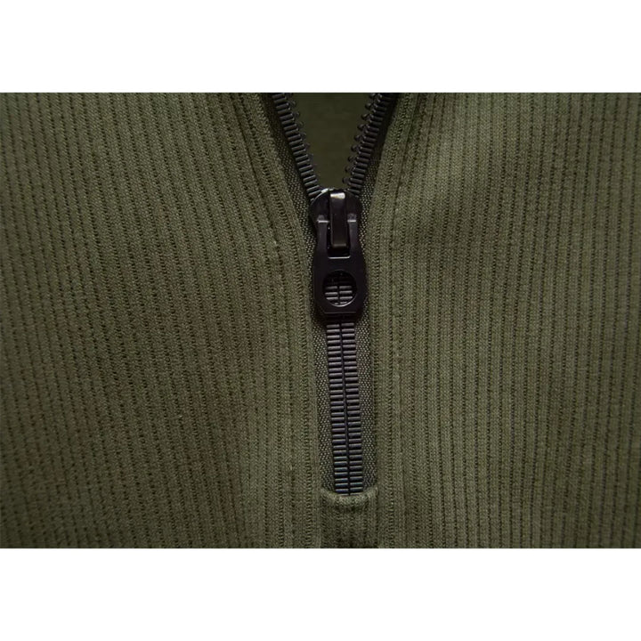 Casual heren zip-neck trui in legergroen met opstaande kraag, perfect voor herfst en winter.