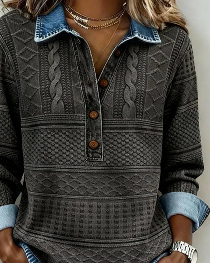 Close-up van de elegante polokraag en knoopsluiting van de comfortabele dames sweater.