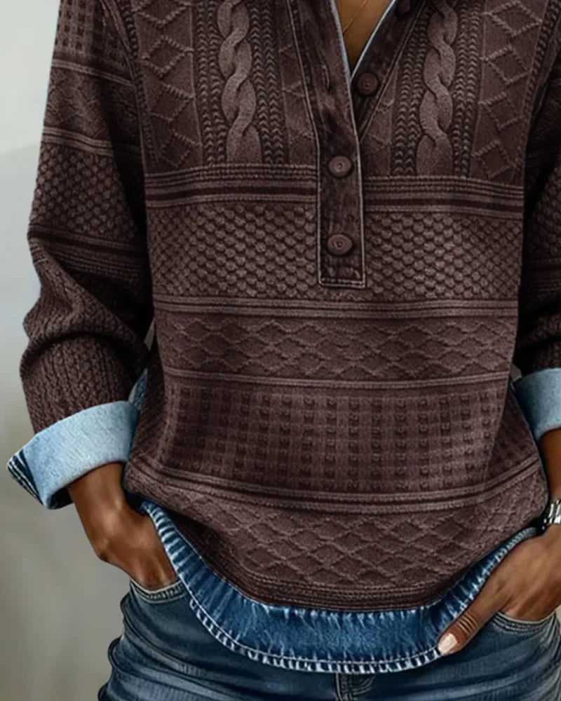 Achterkant van de comfortabele dames sweater met polokraag; een veelzijdig kledingstuk.