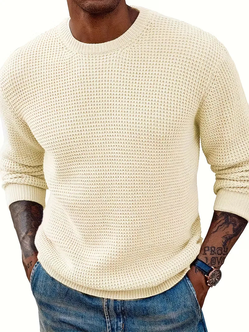 Comfortabele casual herentrui met ronde hals. Gebreid, effen en veelzijdig voor het hele jaar.