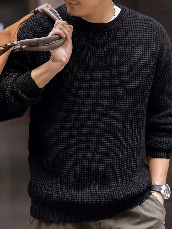 Herentrui met ronde hals, gebreid in een effen tint. Comfortabele en warme herfstoutfit.