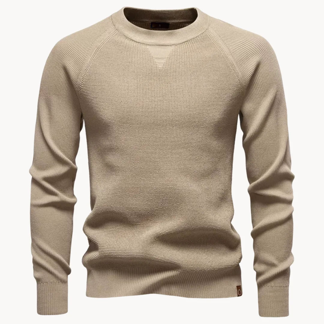 Klassieke heren trui met ronde hals en raglanmouwen, perfecte balans tussen stijl en warmte in de herfst.