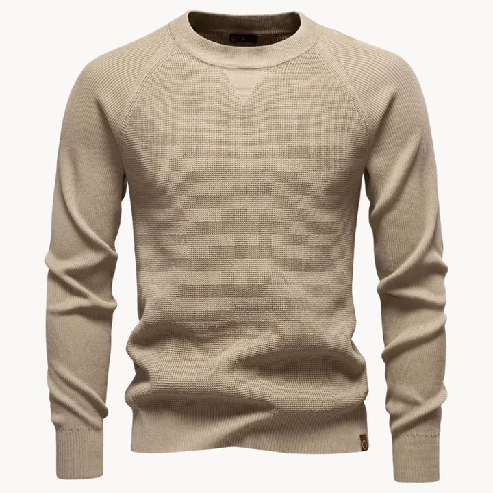 Klassieke heren trui met ronde hals en raglanmouwen, perfecte balans tussen stijl en warmte in de herfst.