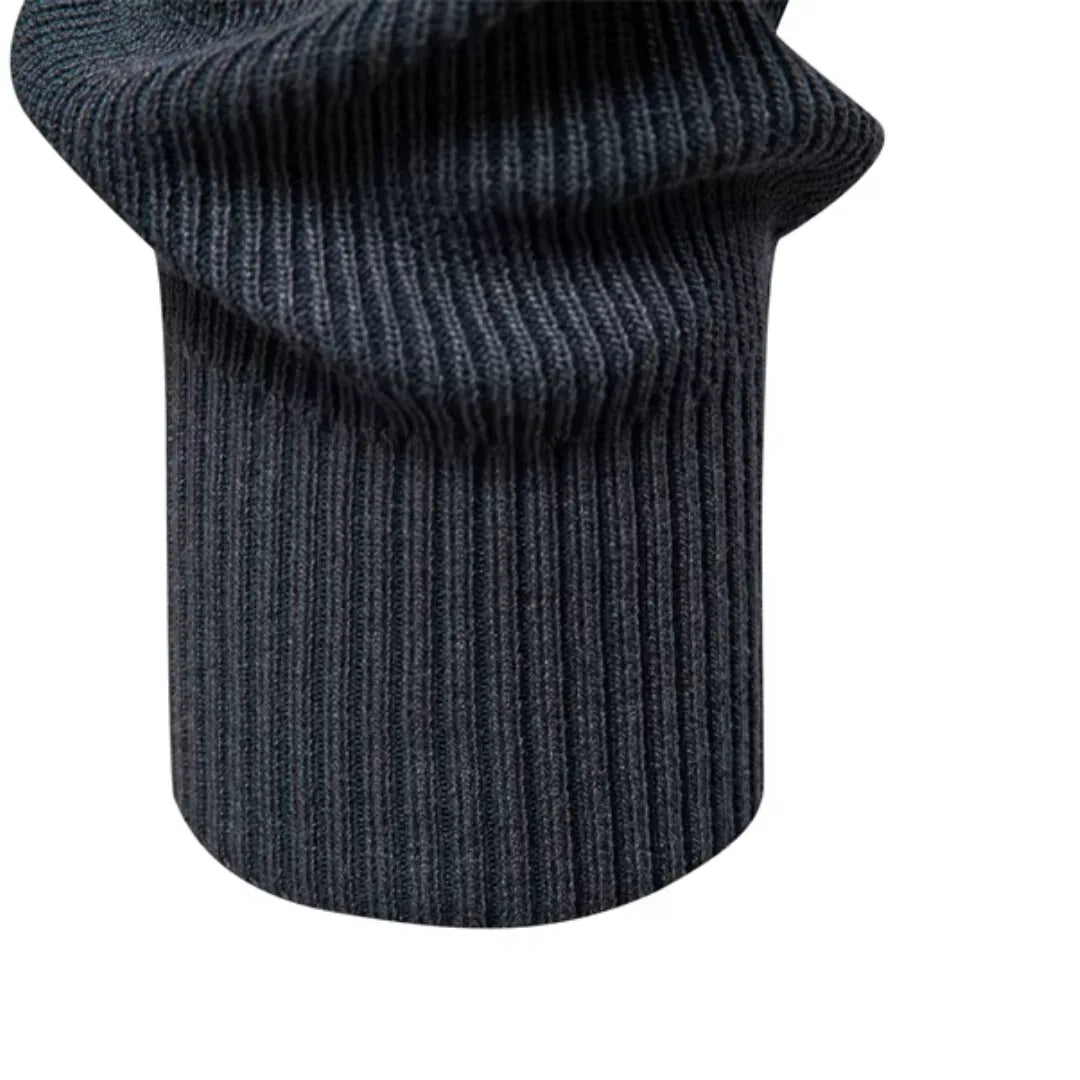 Man draagt casual heren trui met ronde hals en raglanmouwen, comfortabel en stijlvol voor de herfst.
