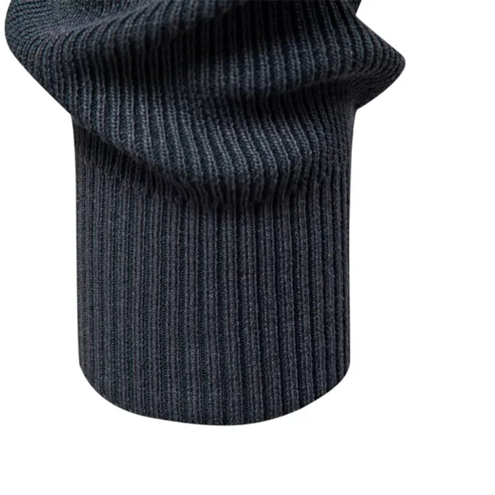 Man draagt casual heren trui met ronde hals en raglanmouwen, comfortabel en stijlvol voor de herfst.