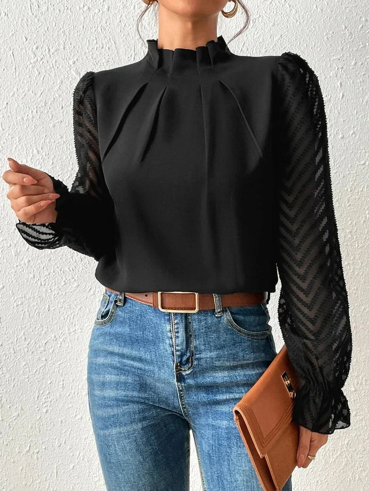 Comfortabele dames top met opstaande hals en subtiele plooien, ideaal voor zowel zakelijk als casual.