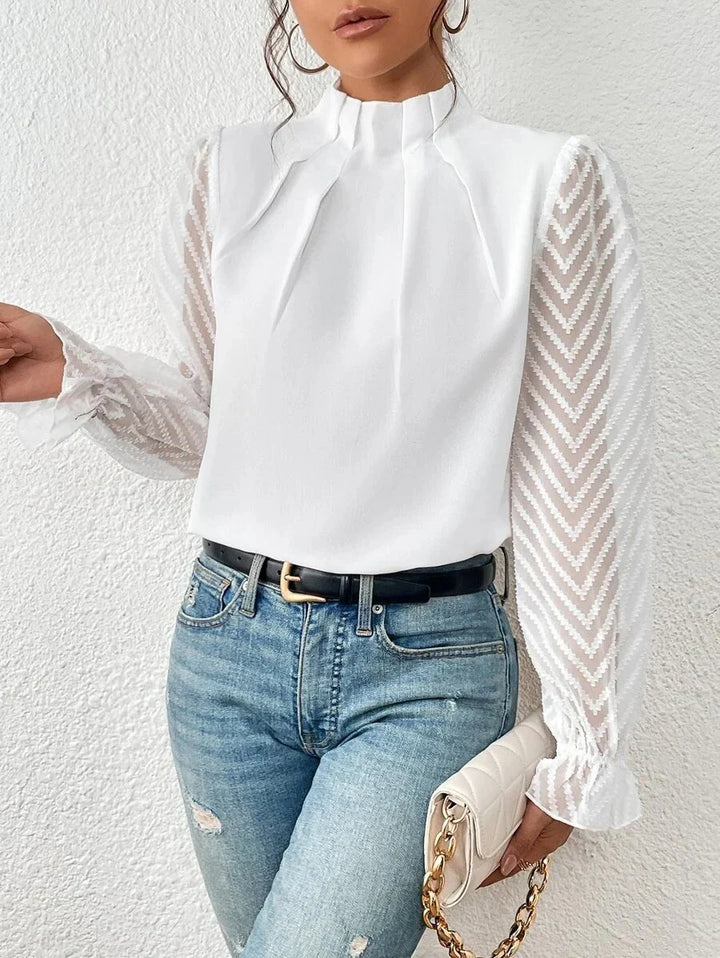 Stijlvolle dames top met lange mouwen, opstaande hals en plooien; een elegante basis voor elke outfit.