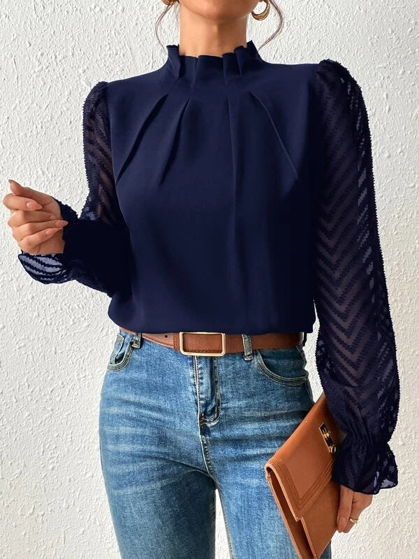 Zachte dames top met opstaande hals en verfijnde plooien, comfortabel voor de hele dag. Vrouwenkleding.