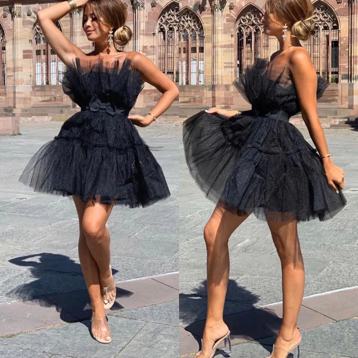 Trendy rode strapless jurk, veelzijdig als feest- of zomerjurk, voor trendy dameskleding.