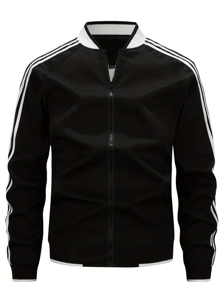 Zwarte heren tussenjas met baseballkraag, sportief en comfortabel. Ideaal voor lente- of herfst casual gebruik.