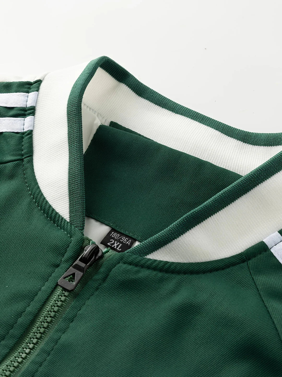 Man draagt sportieve groene tussenjas met baseballkraag. Lichtgewicht & ademende herenjas, perfect voor een casual look.
