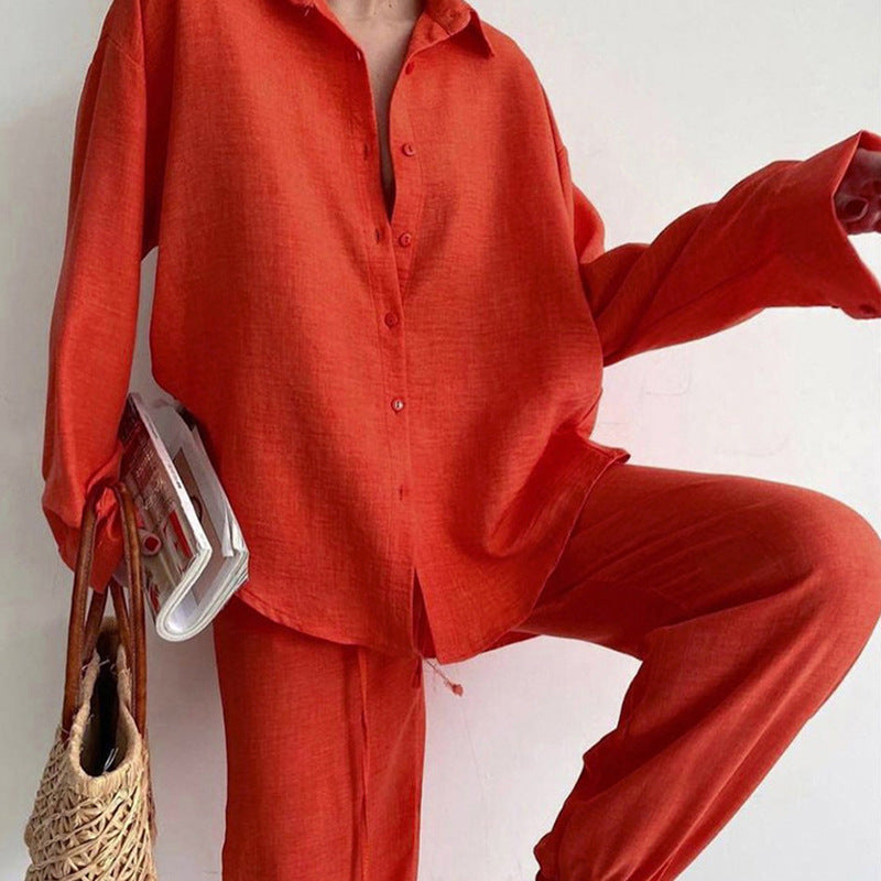 Elegante dames tweedelige set: een luchtige blouse en wijde pijpen broek. Ideaal voor lente en zomer mode.