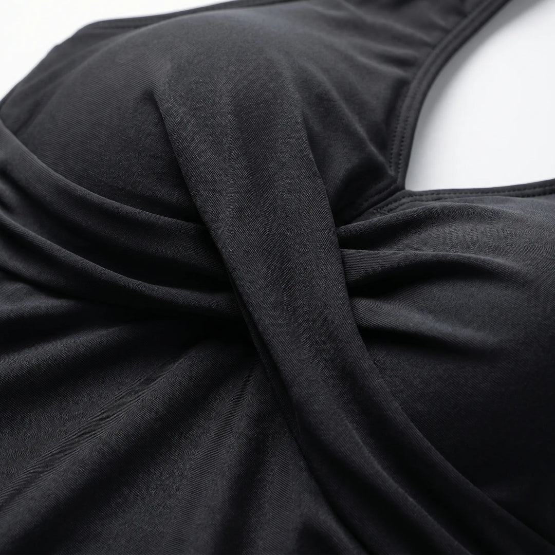 Vrouwen badmode: tweedelige halter tankini met modern design, perfect voor strand en zwembad.