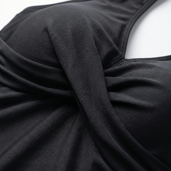 Vrouwen badmode: tweedelige halter tankini met modern design, perfect voor strand en zwembad.