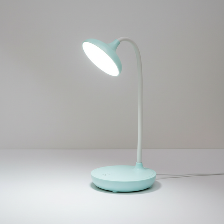 Oogvriendelijke LED studielamp met koudwit licht en flexibele nek. USB-oplaadbaar voor comfortabel werken.