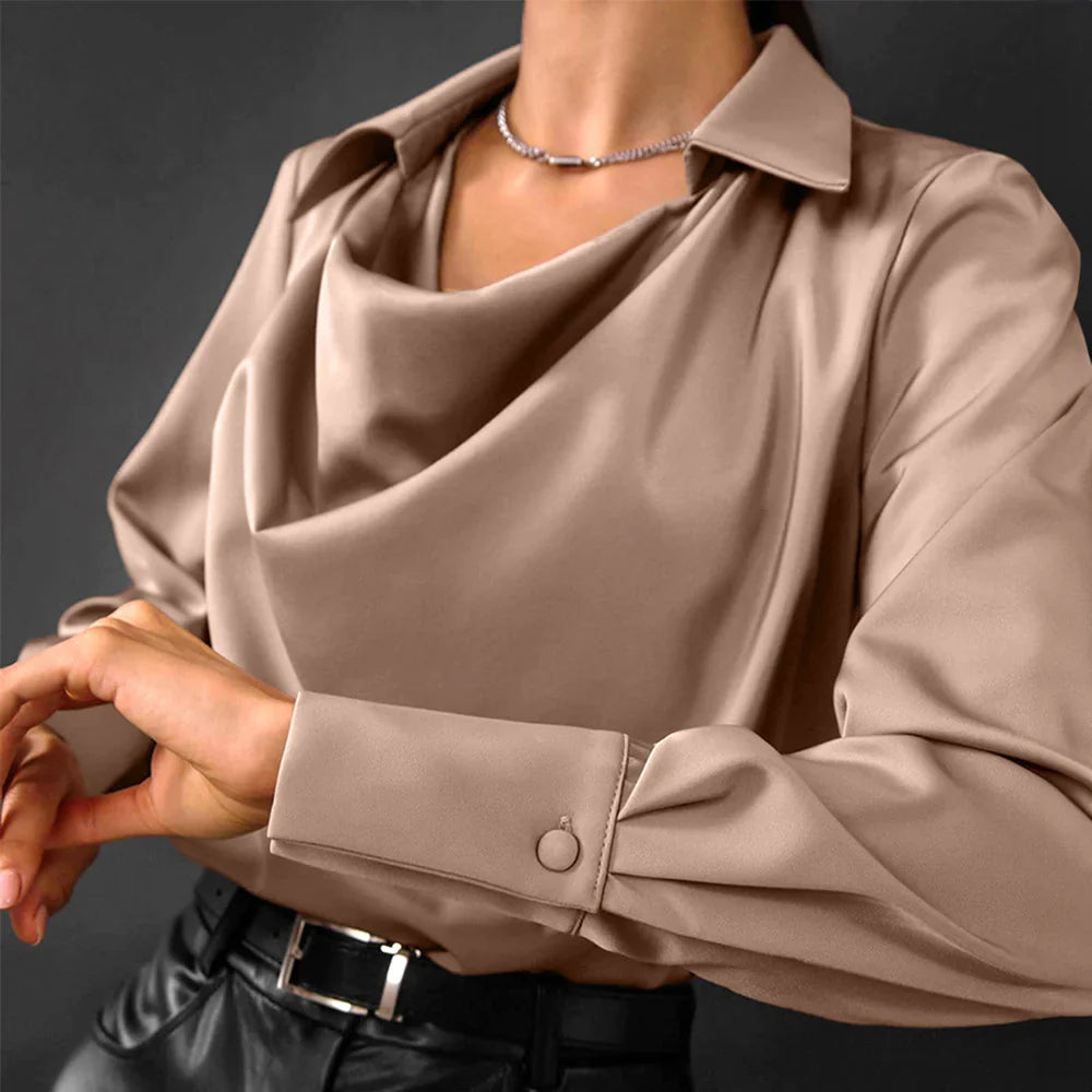 Modieuze damesblouse met losse pasvorm, V-hals en lange mouw in wit, perfect voor casual of formeel.