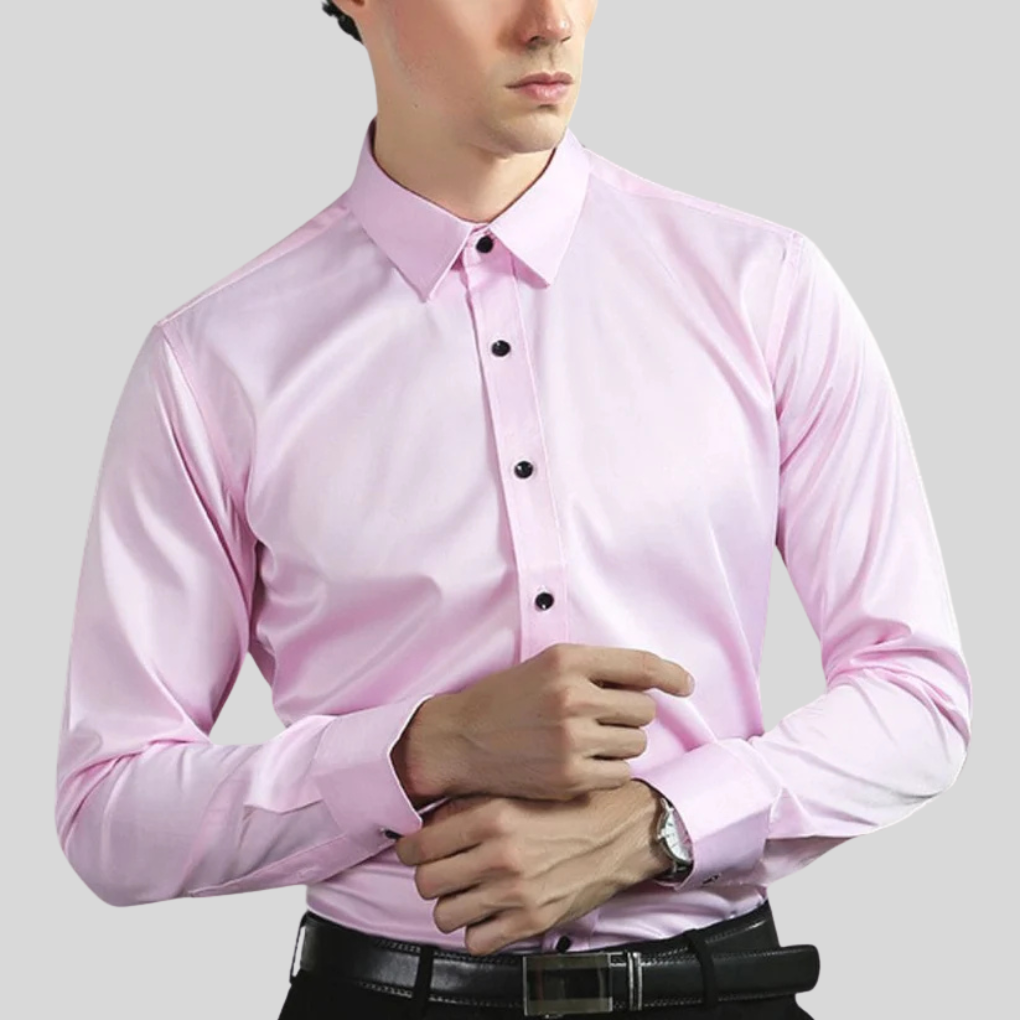 Dit heren strijkvrije overhemd biedt ultiem comfort en een stijlvolle, kreukvrije look, de hele dag door.