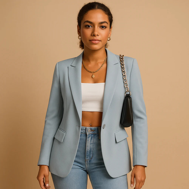 Klassieke doch modieuze getailleerde damesblazer, voegt elegantie toe aan elke zakelijke kantooroutfit.