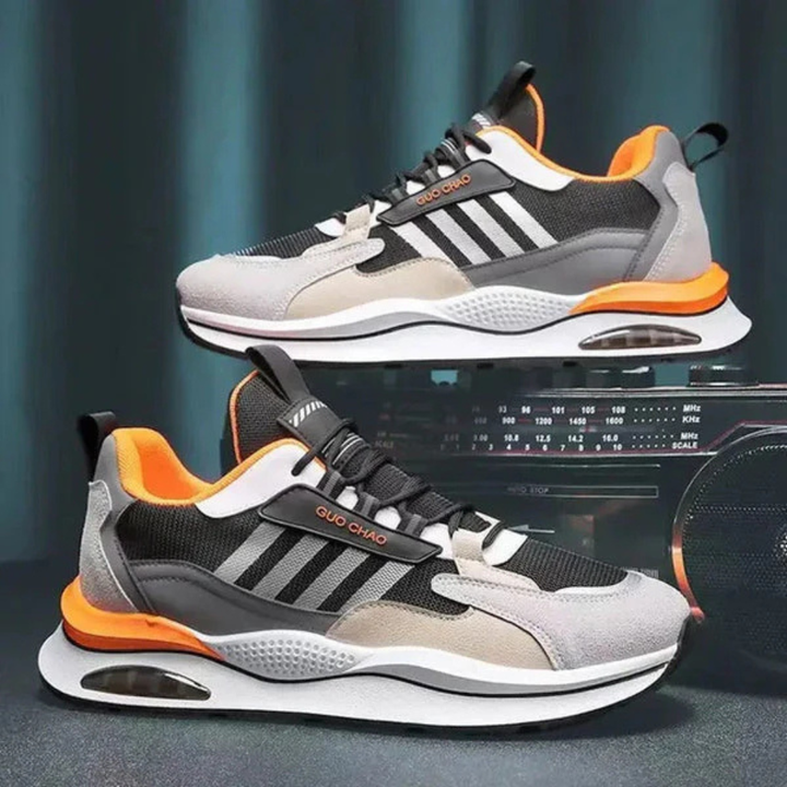 Beige, oranje en groene heren retro sneakers. Comfortabele veterschoenen voor een trendy fashion en streetwear stijl.